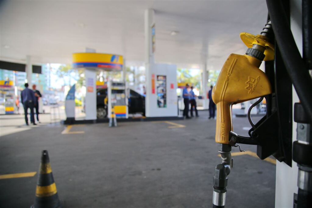 Com alta do dólar, preço do diesel sobe até 14,4% nesta sexta