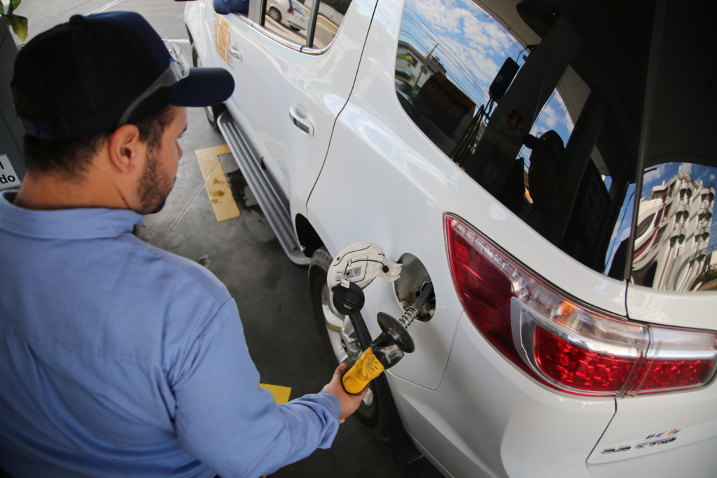 PESQUISA: gasolina varia 48 centavos e chega a R$ 5,05 na região