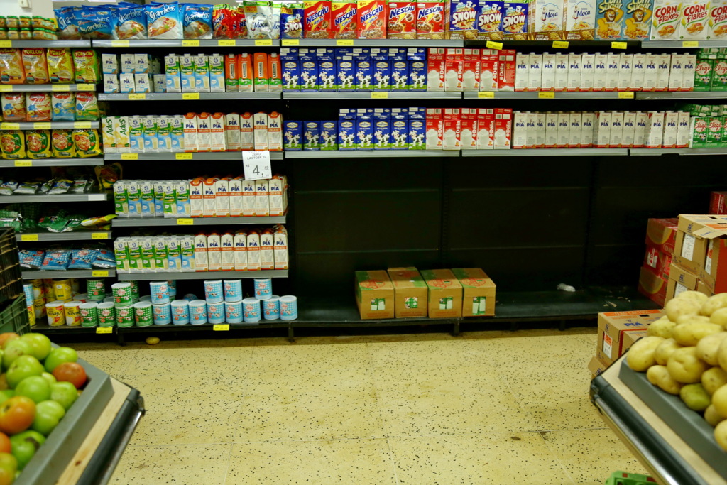 Foto: Charles Guerra (Diário) - Algumas marcas de leite seguem em falta após a greve. Preço subiu, o que é normal no inverno