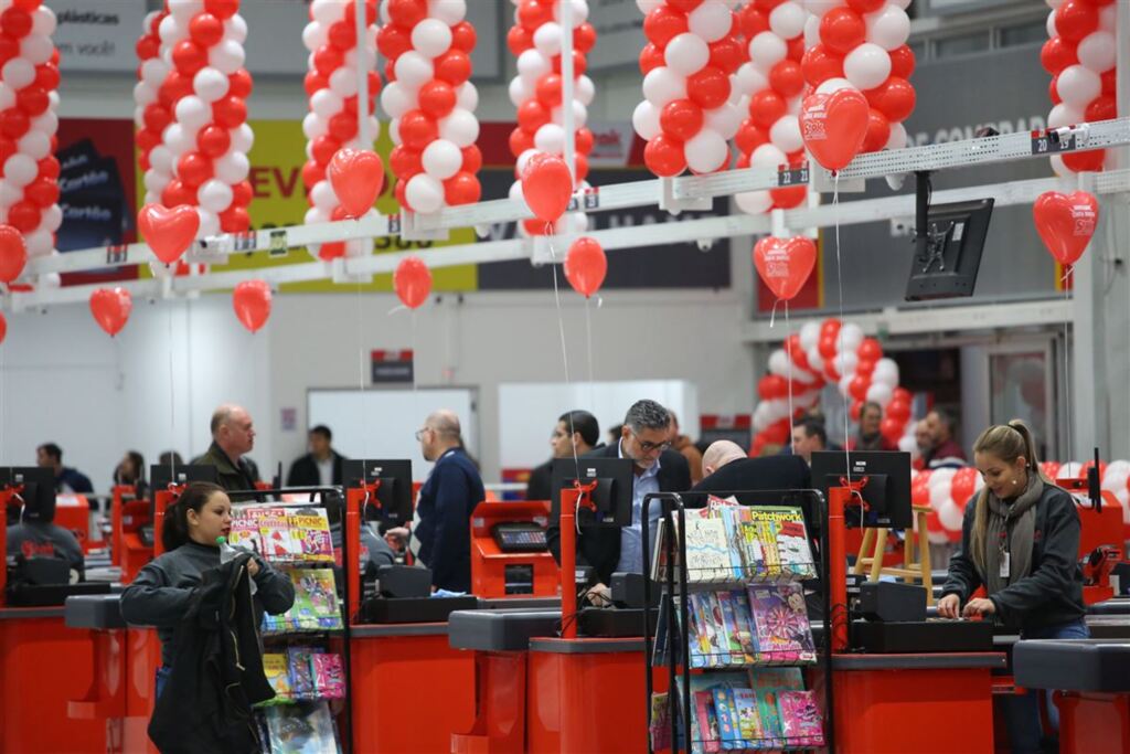 FOTOS: novo supermercado inaugura com promoções e atrai público