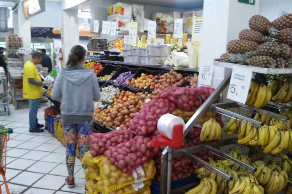 Foto: Deni Zolin (Diário) - Na maioria dos mercados, produtos como tomate, cebola e carne estão sendo repostos
