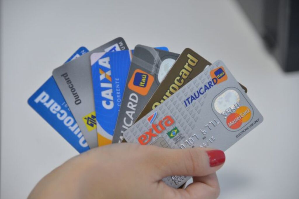 Nova regra para juros do cartão de crédito começa a valer nesta sexta