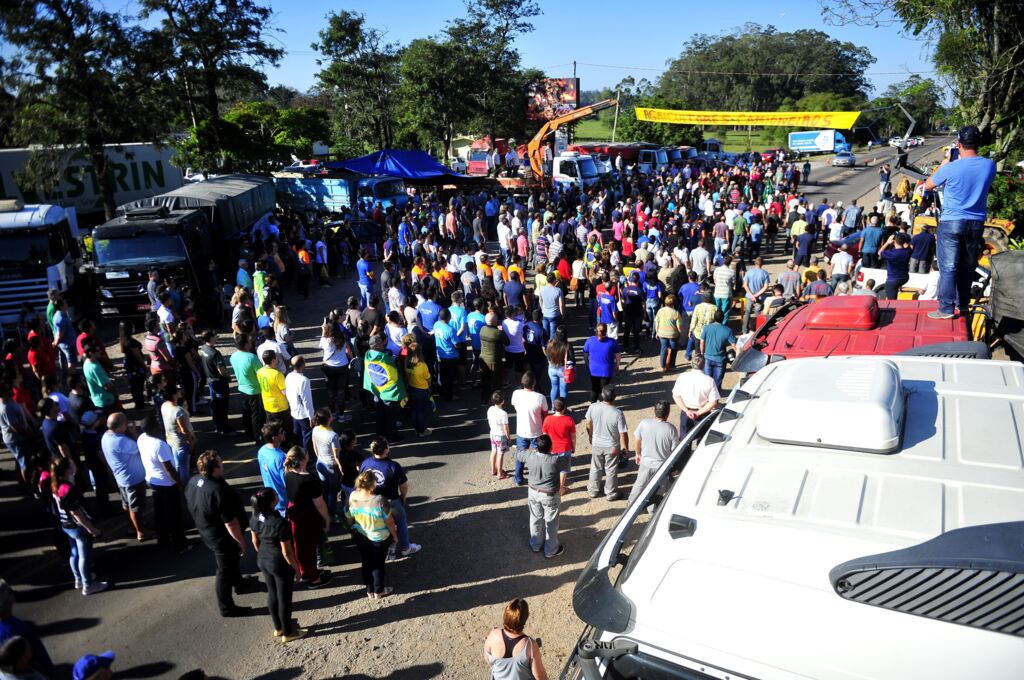Manifestantes bloqueiam RSC-287 em Restinga Sêca para cantar o hino nacional