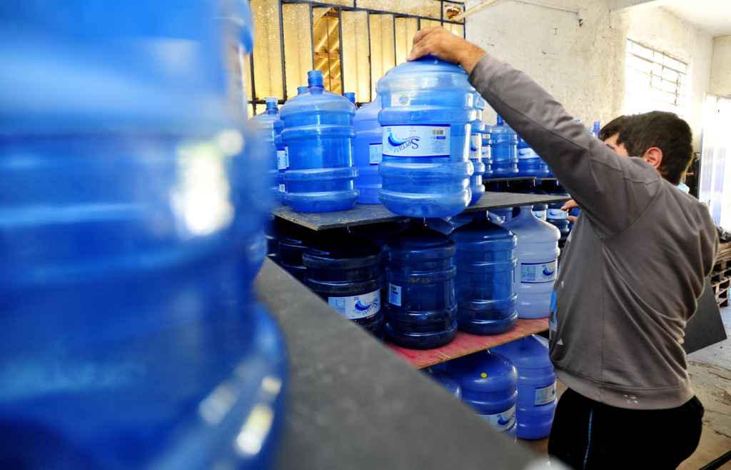 Estoque de água mineral está quase esgotado nas distribuidoras em Santa Maria