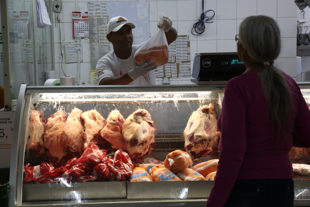 Foto: Charles Guerra (Diário) - Desde que a União Europeia embargou a carne de frango brasileira, oferta aqui aumentou e preços caíram 15% nos mercados