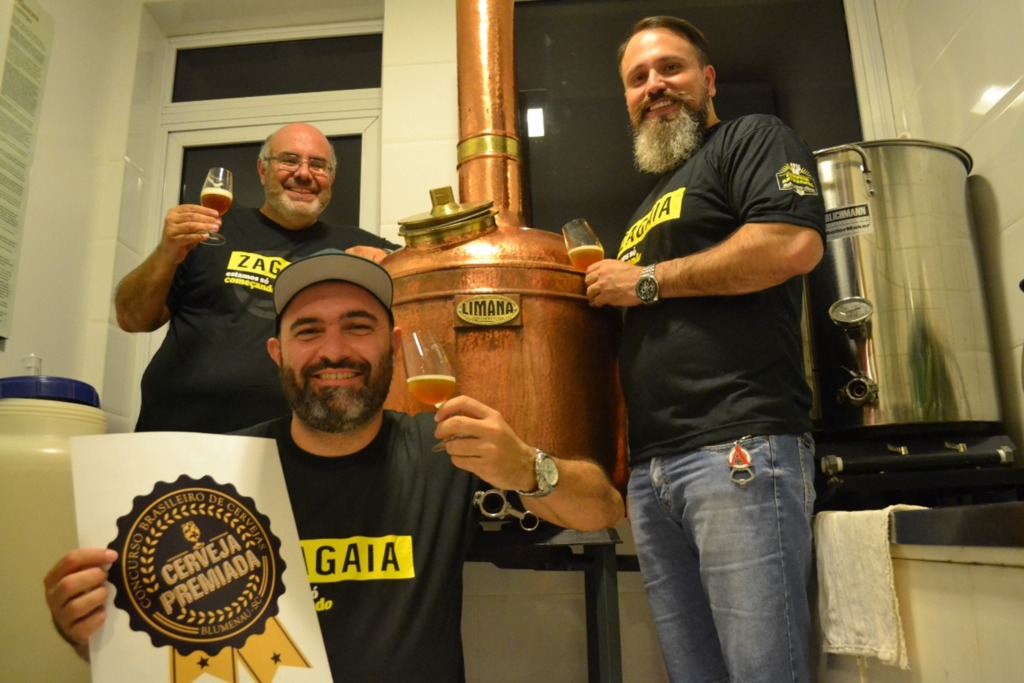 Foto: Cervejaria Macchina (Divulgação) - Denys (a partir da esquerda), Vasco e Fábio querem ampliar a produção do estilo Wheat Wine Ale