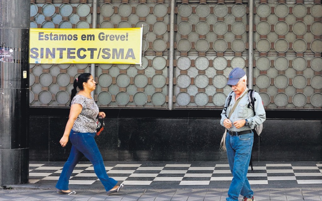 Foto: Lucas Amorelli (Diário) - Agência central, na Rua Venâncio Aires, tinha faixa informando a greve. Apesar disso, o funcionamento foi normal