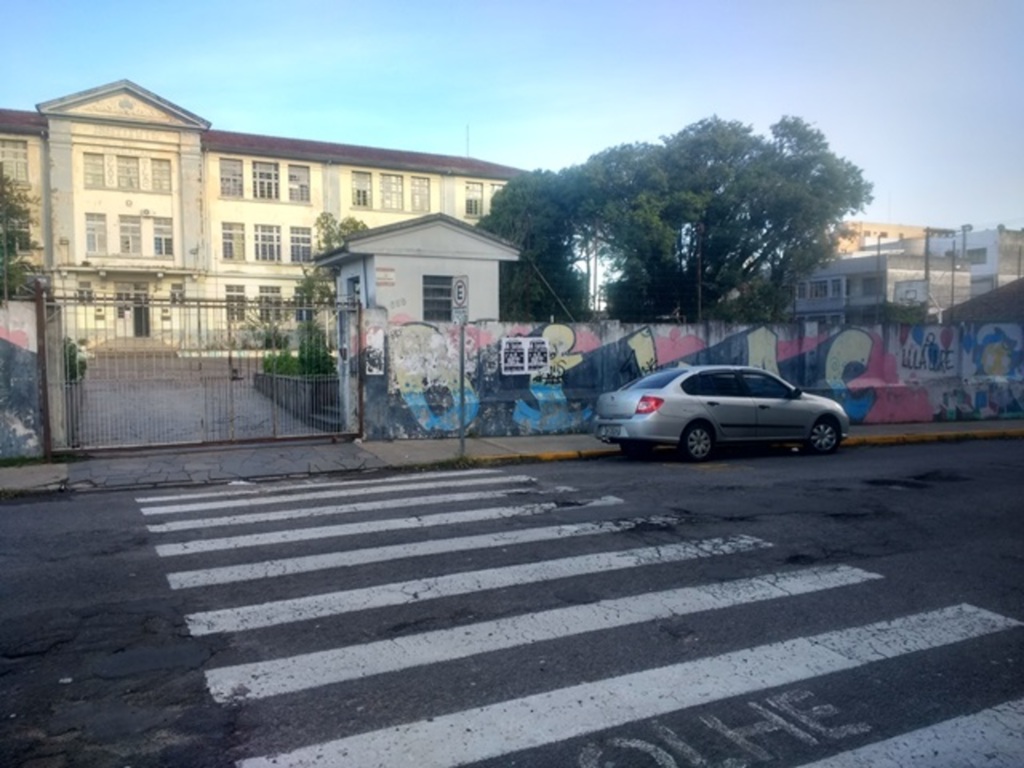 Fotos: Natália Venturini (Diário) - Faixas de segurança em frente ao Instituto de Educação Olavo Bilac precisam de reforço na pintura e estão cheias de buracos