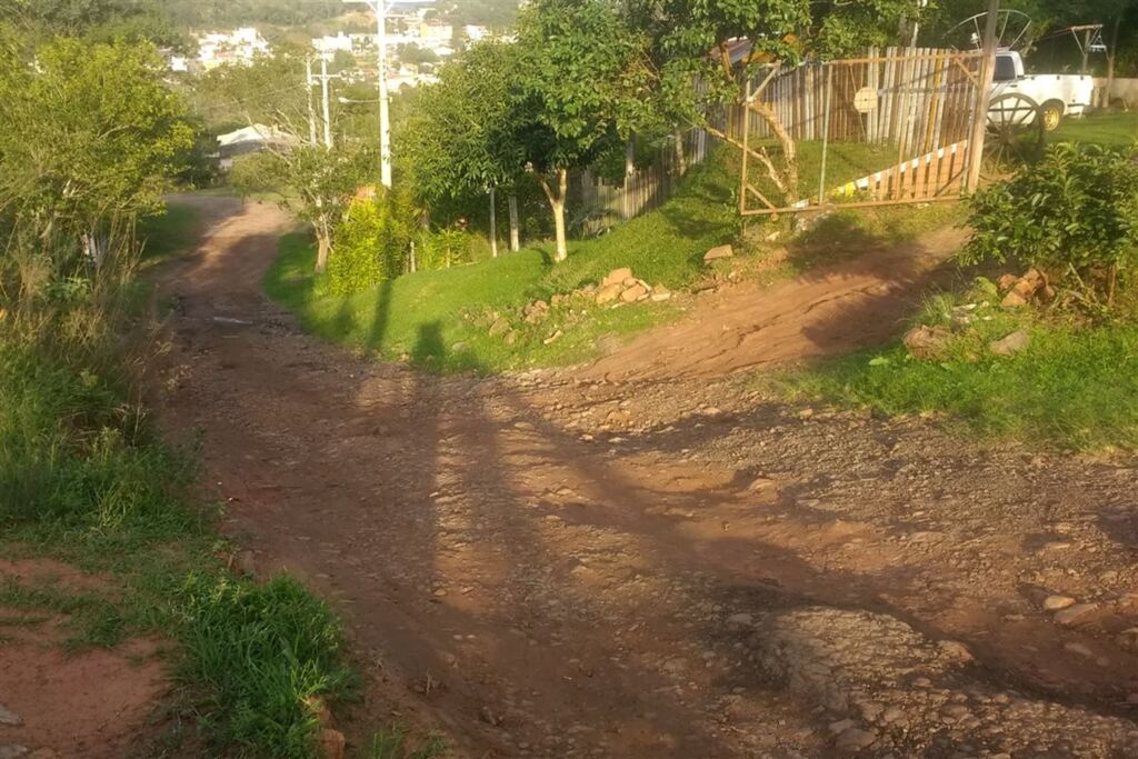 Medo de desabamentos e rua cheia de buracos incomodam moradores da Vila Bilibio