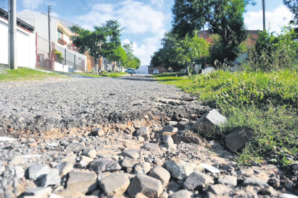 Lixo, buraqueira e esgoto a céu aberto já viraram rotina