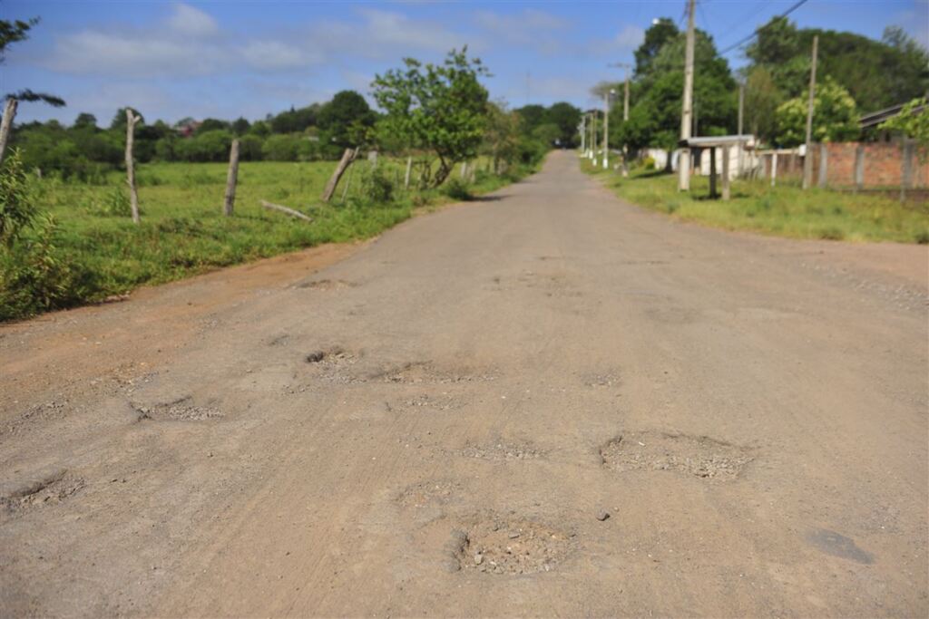 Fotos: Gabriel Haesbaert - Rua Rádio Guarathan está cheia e buracos, o que obriga motoristas a fazerem manobras arriscadas, inclusive, no acostamento