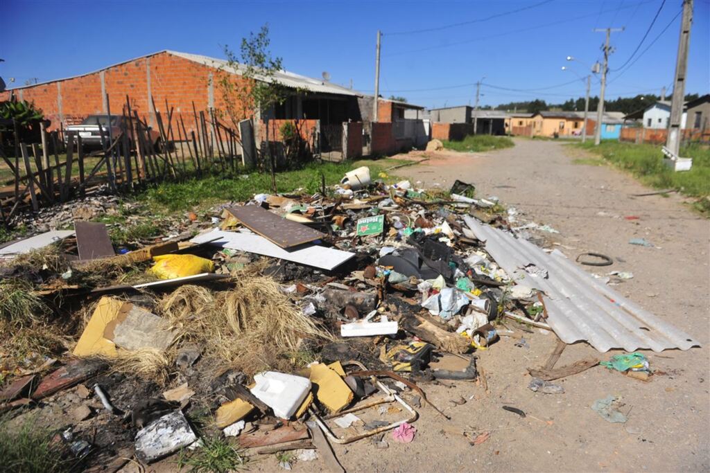 Dois lixões no Loteamento Brenner incomodam moradores