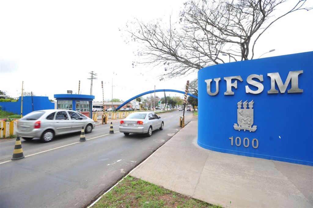 UFSM abre concurso para contratação de professores com salários de R$ 3.126,31