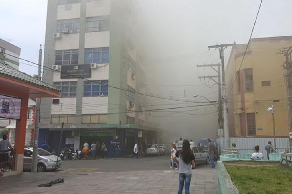 VÍDEO: fumaça em chaminé de restaurante assusta moradores no Centro