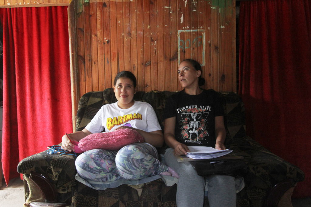 Família luta por tratamento para doença autoimune rara em menina de 12 anos
