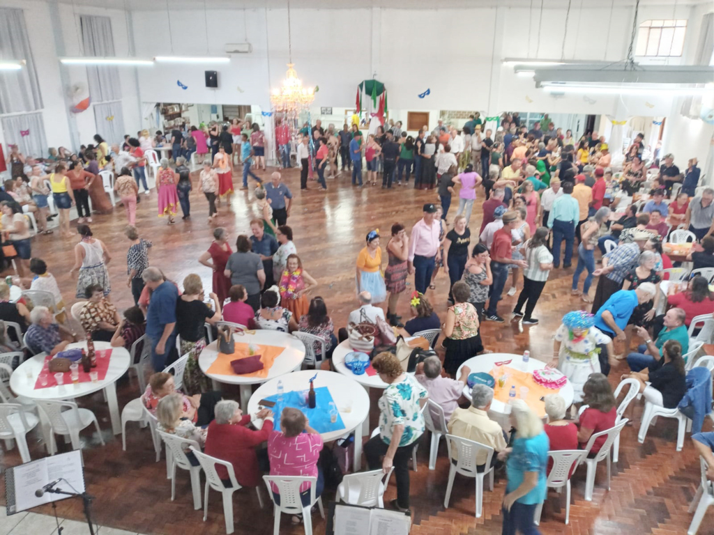 Festa Infantil contou com desfile e da terceira idade com muita dança