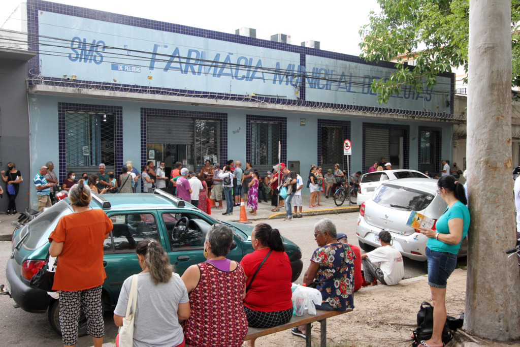 População reclama de filas na Farmácia do Município