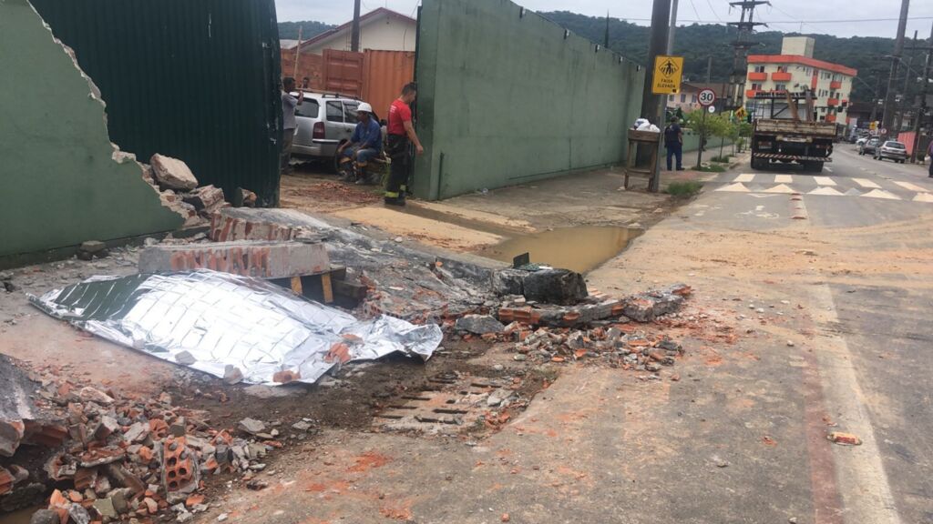 Caminhão derruba muro de escola em Joinville e homem morre esmagado