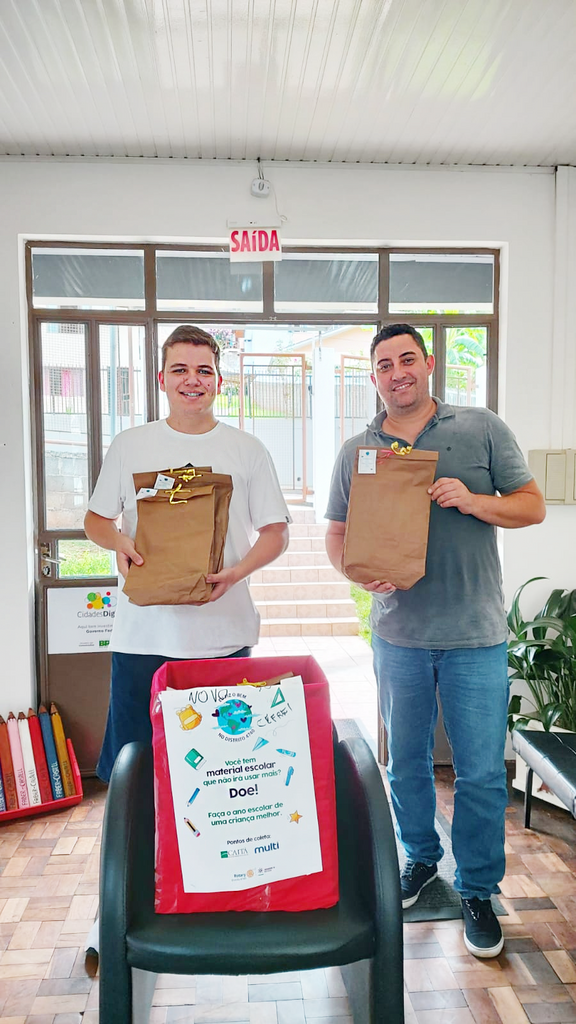 Alunos da Rede Municipal de Ensino recebem doação de kits escolares de intercambista pelo Rotary Club de Joaçaba