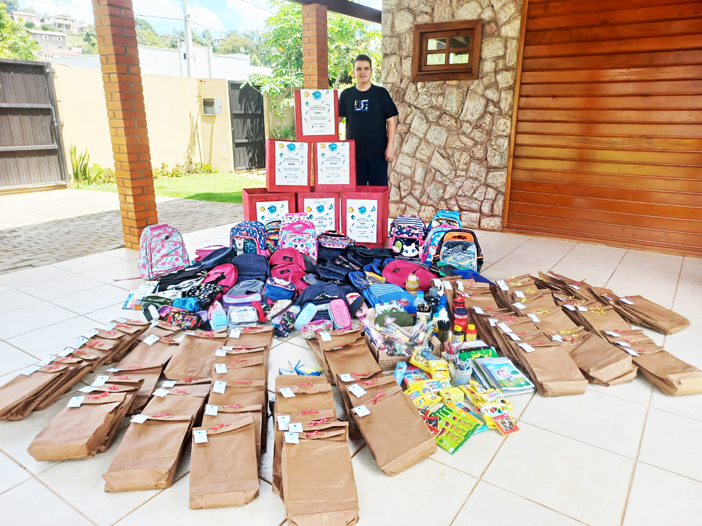 Alunos da Rede Municipal de Ensino recebem doação de kits escolares de intercambista pelo Rotary Club de Joaçaba