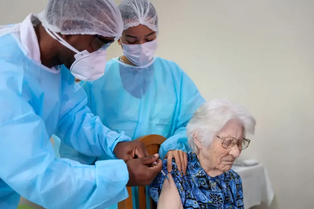  - Irmã Olga Maria Brach, de 100 anos, foi a primeira a tomar vacina bivalente contra Covid-19 em SC — Foto: Cristiano Andujar /Secom/ Divulgação