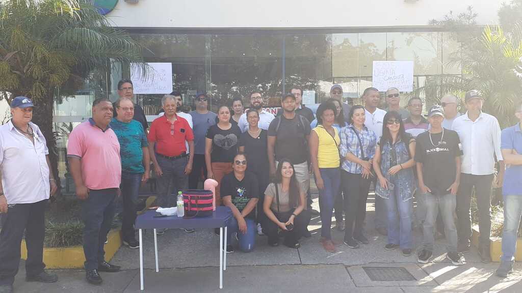 Divulgação - Grupo protestou durante visita de empresários interessados na compra