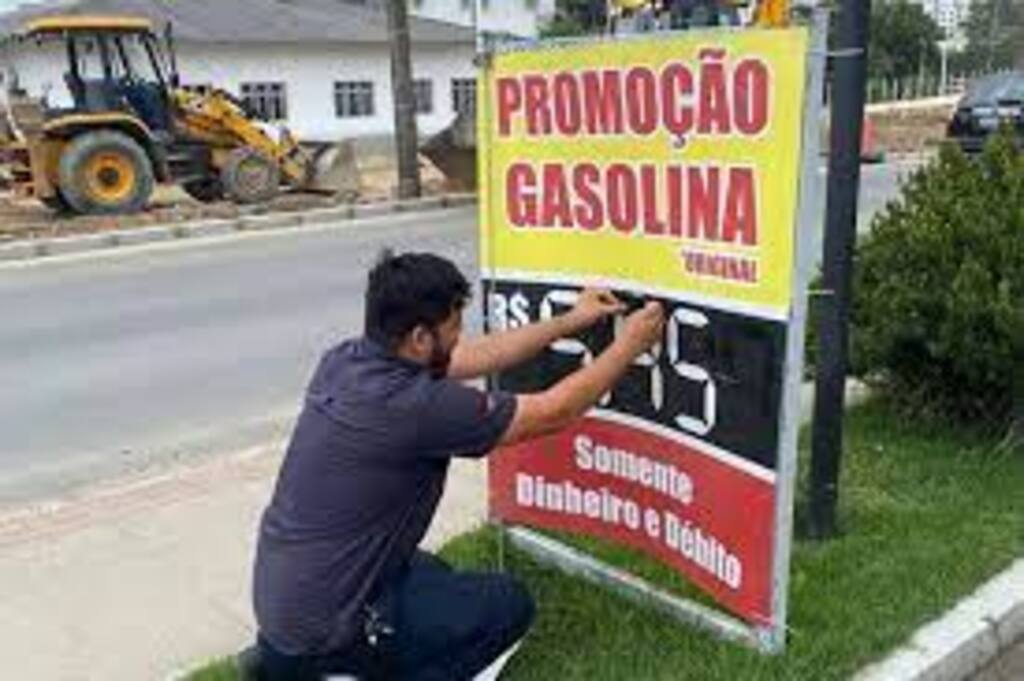 Gasolina aumenta até 80 centavos em SC após volta parcial de impostos federais sobre combustíveis