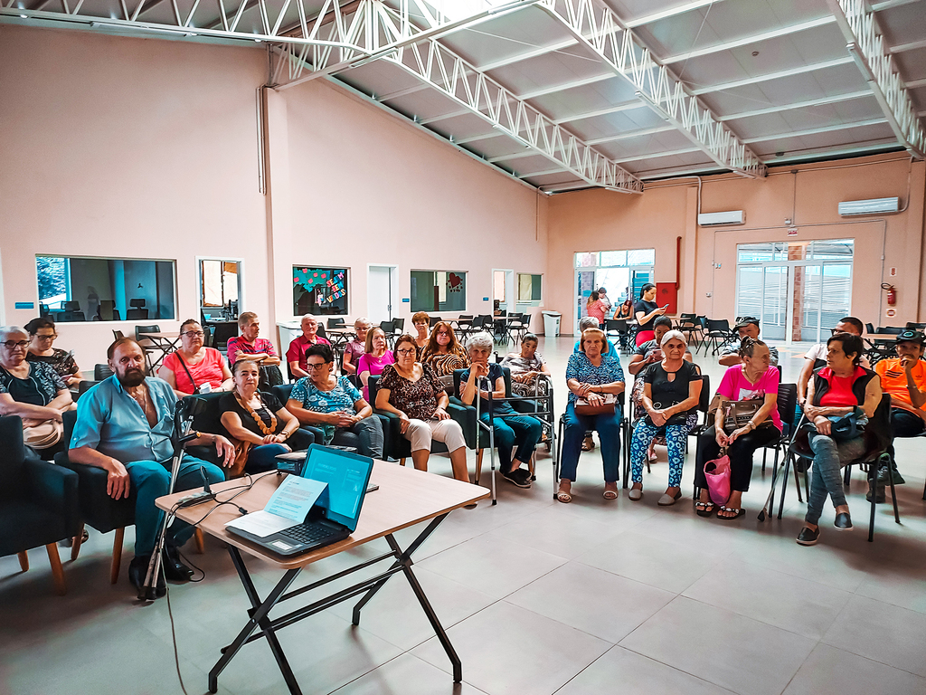 Palestra com o tema “Alzheimer Mitos e Verdades” foi realizada no Centro de Referência do Idoso