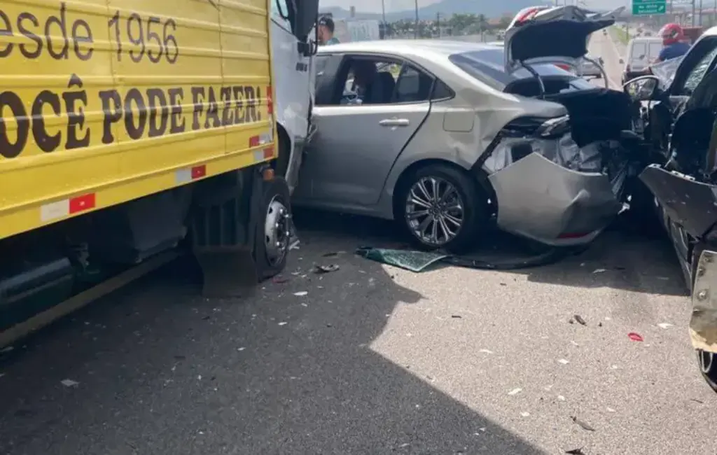  - Carro que a desembargadora estava foi colidiu com outros veículos, entre eles, um caminhão — Foto: Arquivo Pessoal