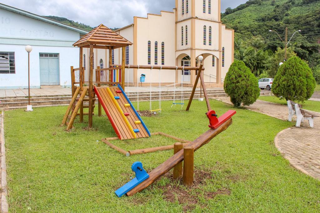 DOIS NOVOS ESPAÇOS INFANTIS FORAM INSTALADOS NAS COMUNIDADES DE MORRINHOS DO SUL