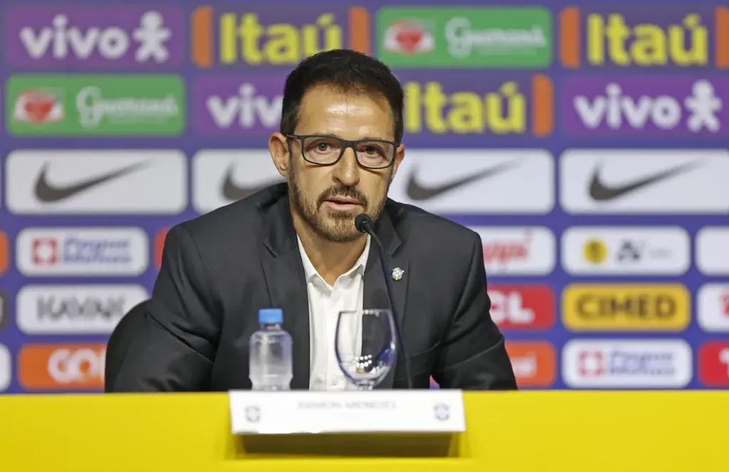  - Ramon Menezes, técnico interino da seleção brasileira, durante convocação — Foto: Rafael Ribeiro / CBF