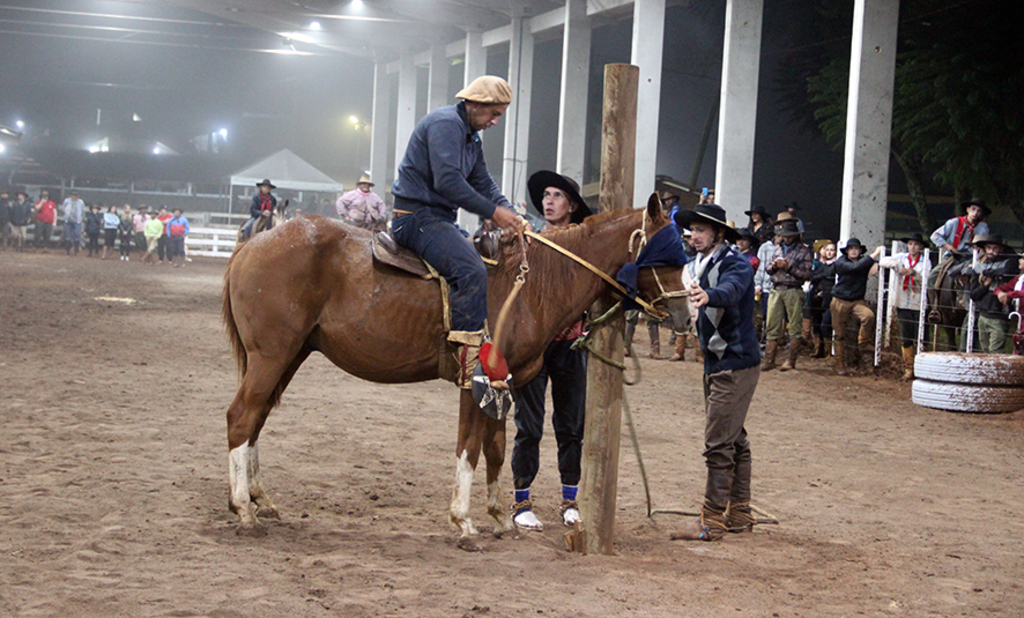  - Tiros de laço e gineteadas entre as atrações do Rodeio