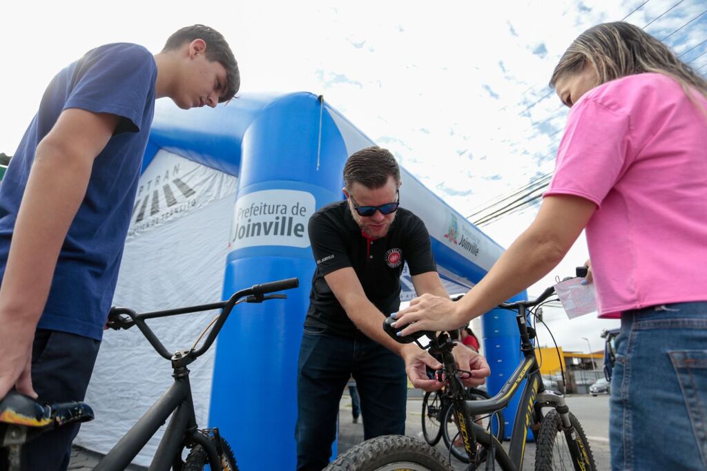 Blitz Educativa Joinville em 2 Rodas dá início à Semana Municipal da Bicicleta