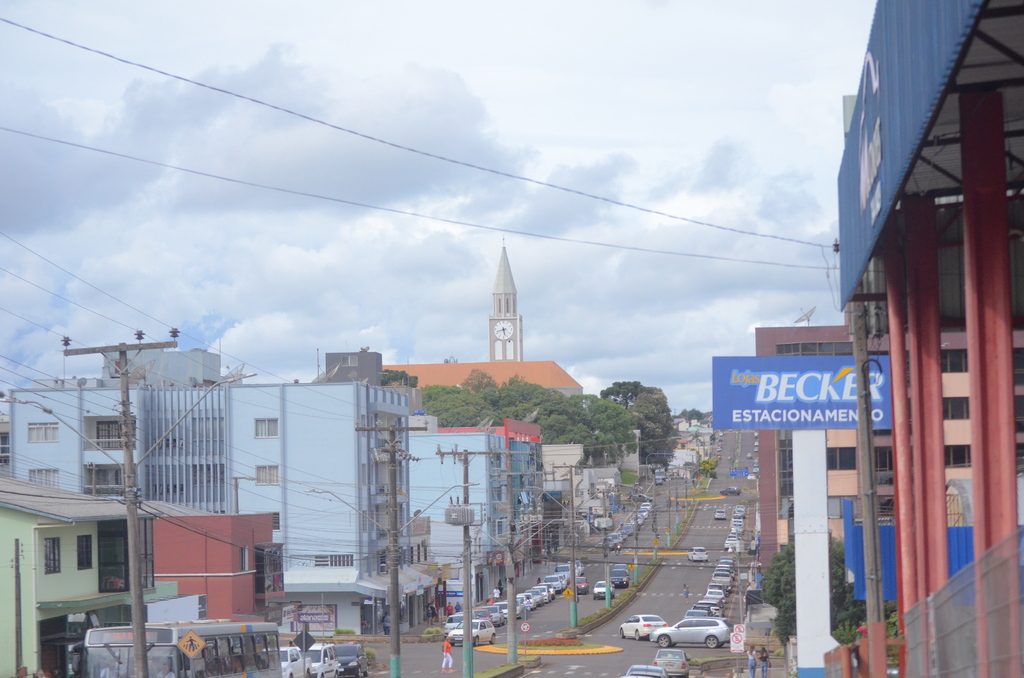 Sol com nuvens e chuva