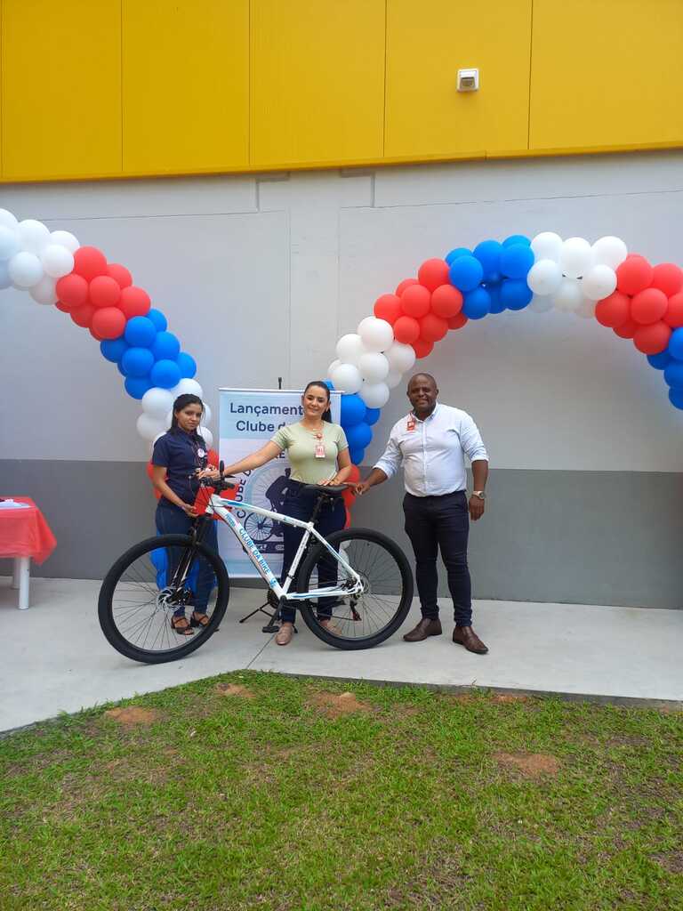  - O gerente da loja Fort Atacadista Campeche entrega a bicicleta a colaboradores da unidade