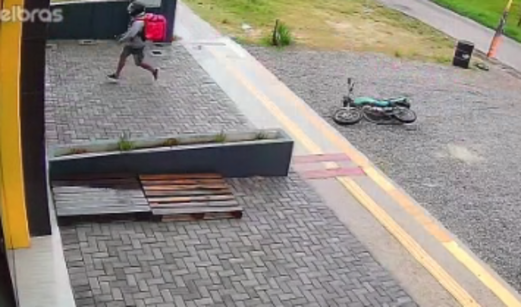 Foto: Reprodução - motociclista atirou várias vezes