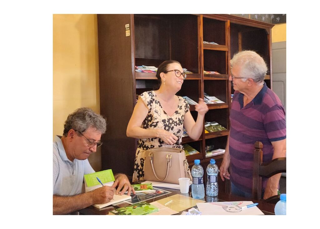  - Onévio Zabot autografando seu novo livro