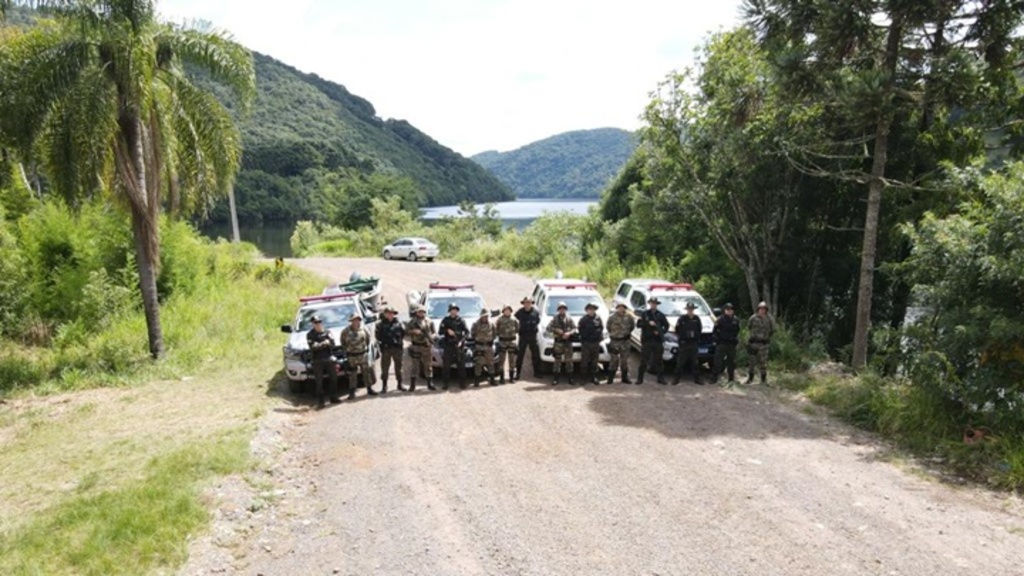 Polícia Militar Ambiental e Brigada Militar Ambiental apreendem arma de fogo e redes de pesca