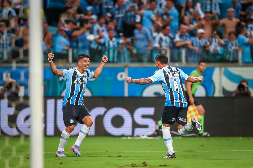 Foto: Lucas Uebel - Grêmio - Festa uruguaia: volante celebra com o amigo Luis Suárez ao decidir o jogo aos 49 do segundo tempo
