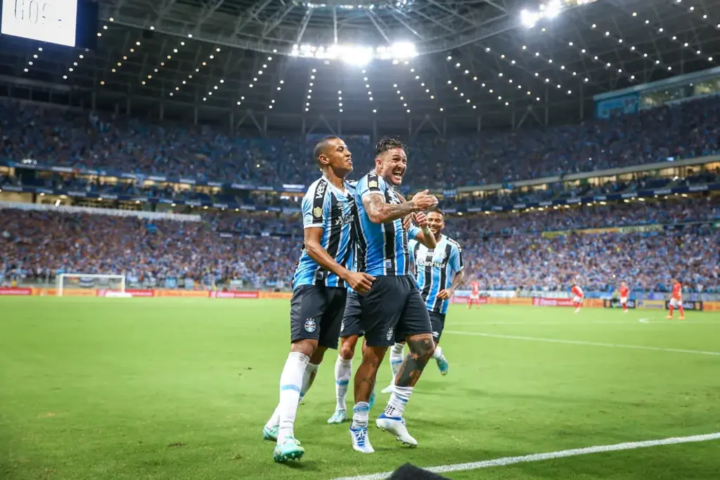  - Bruno Alves e Vina comemoram gol em Gre-Nal — Foto: Lucas Uebel/Grêmio