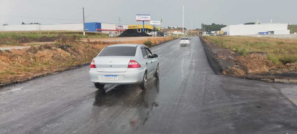 Trecho da avenida das Torres, no bairro Guarujá, é asfaltado pela Prefeitura de Lages