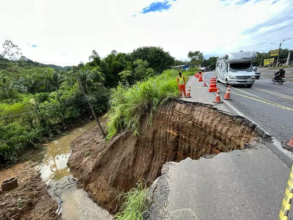 Rompimento de bueiro deixa trecho da BR-470 novamente em meia pista; saiba onde