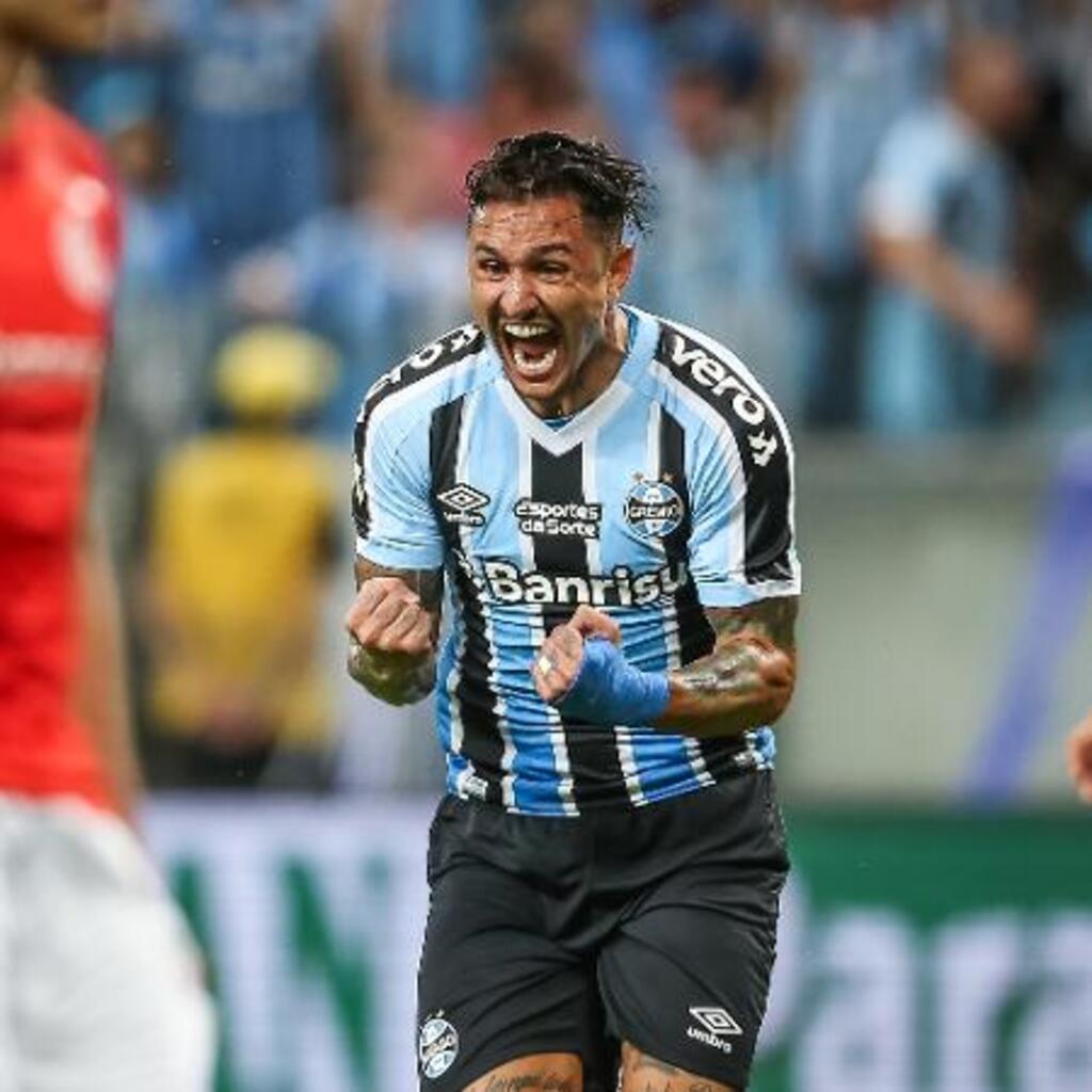 Roberto Vinícius - Vina comemora seu gol em frente a torcida do Grêmio.