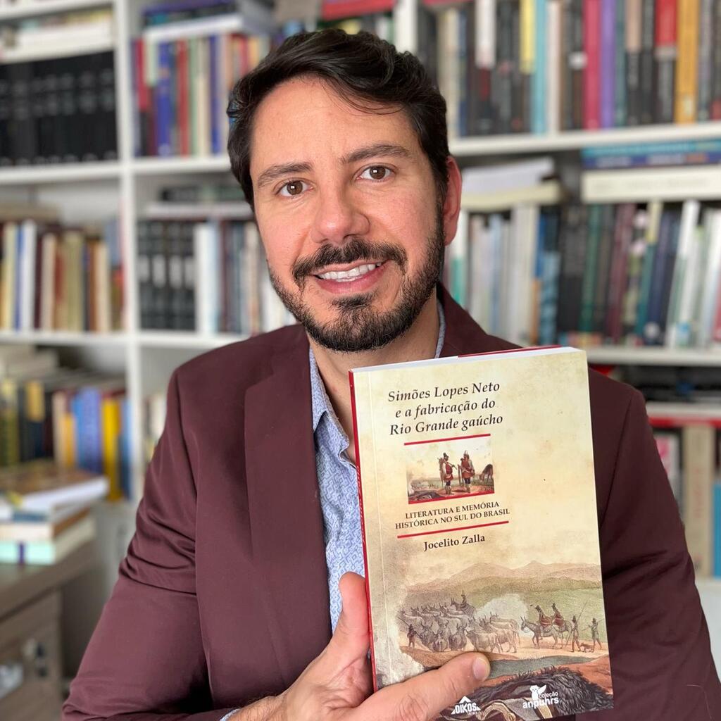 Divulgação - DP - Historiador apresenta livro com resumo da primeira parte da tese de seu doutorado