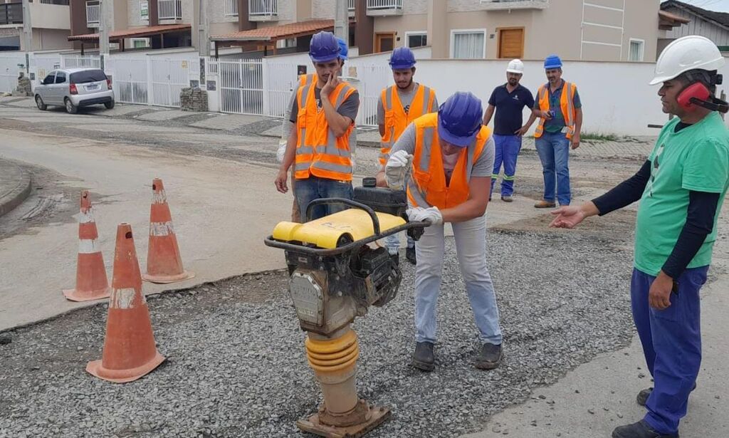 Águas de Joinville amplia vagas para cursos gratuitos de instalações hidráulicas e de pavimentação