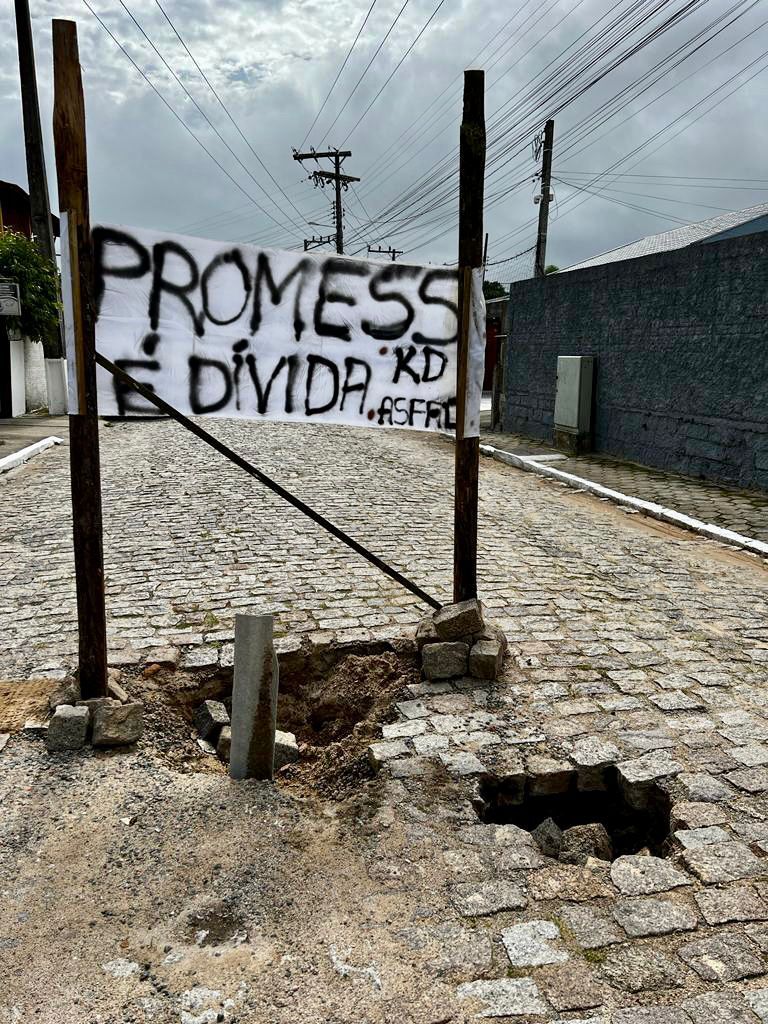 Buracos causam problemas a moradores da Rua Pedro Bittencourt, em Vila Nova