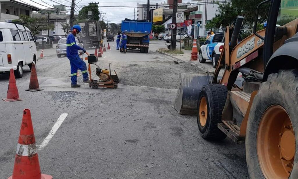 Águas de Joinville trabalha na recomposição de asfalto da rua Aubé