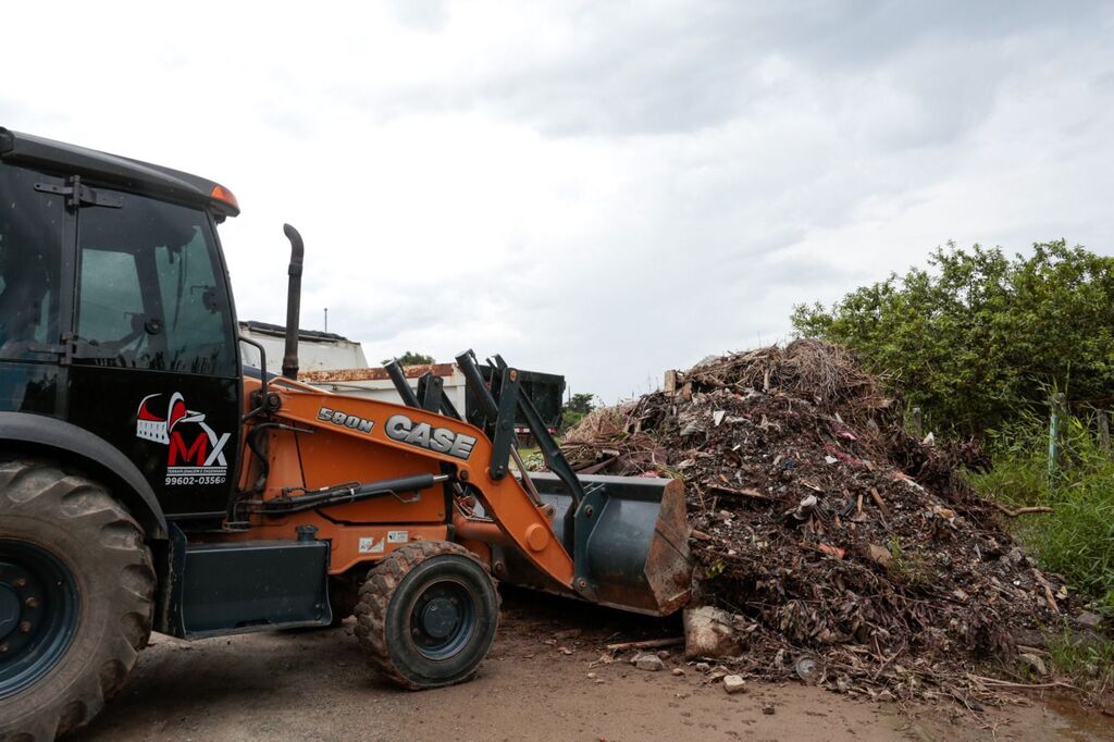 Unidade Regional de Obras Leste recolhe lixo e entulho em áreas de mangue