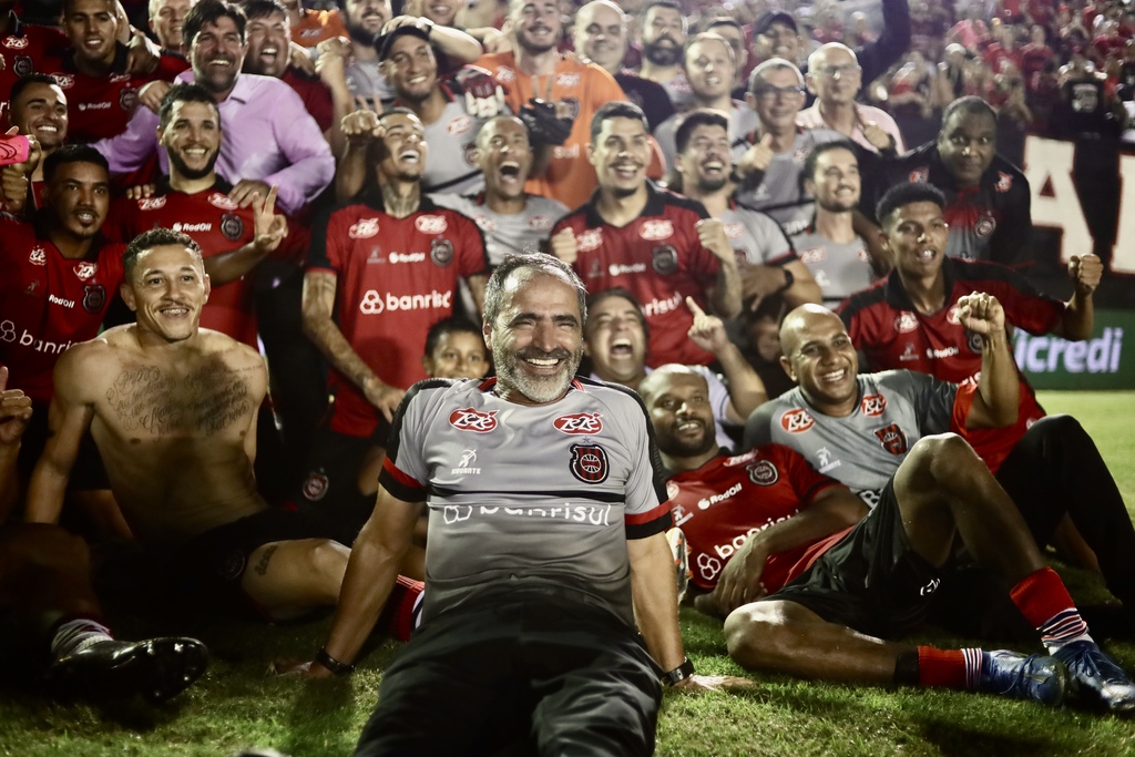 Foto: Italo Santos - Especial DP - Após a partida, celebração se alongou no gramado com jogadores, comissão técnica e, claro, a torcida