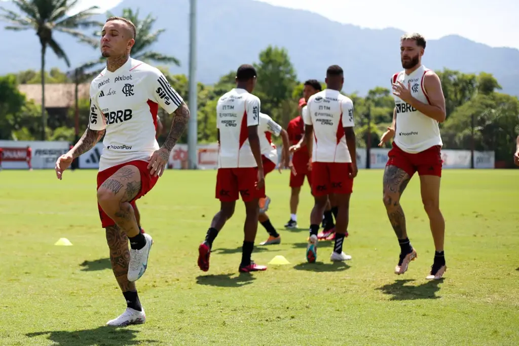 Escalação do Flamengo: Vítor Pereira saca Santos, Fabrício Bruno, Ayrton, Vidal, Varela e Ribeiro